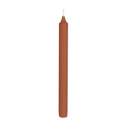 Eine einzelne unbeleuchtete Duni GmbH Kronenkerze aus 100% Stearin (250 x 22 mm, 9h Brenndauer) mit weißem Docht steht aufrecht vor einem schlichten weißen Hintergrund.