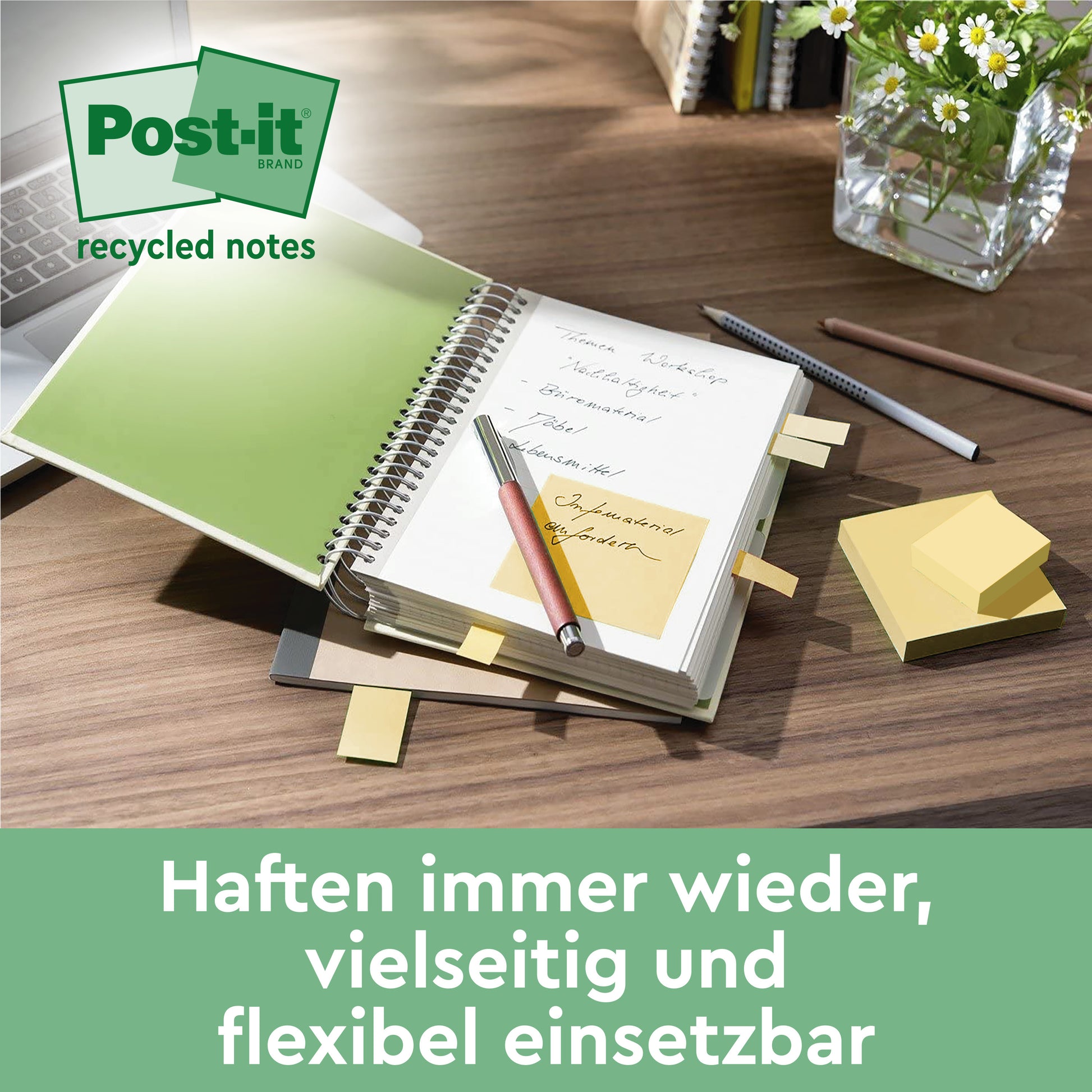 Auf einem Schreibtisch: ein Spiralnotizbuch mit Post-it® Recycling Z-Notes (gelb, 76x76 mm) von 3M, ein grüner Stift, gelbe Notizen, die auf den Seiten befestigt sind, und eine Glasvase mit grünen Blättern. Deutscher Text und das Post-it® Recycling Zettel-Logo sind zu sehen.