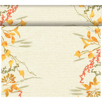 Un fond beige texturé, orné de feuilles et de brindilles d'automne dans un style aquarelle, encadre chaque coin et rappelle le chemin de table Dunicel Tête-à-Tête « Fall Beauty » de Duni GmbH (0,4 x 24 m), le centre restant libre.