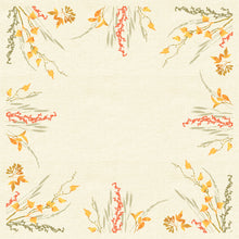 Die Dunicel-Mitteldecke 84x84cm Fall Beauty von Duni GmbH ist eine quadratische beige Tischdecke mit gelb-orangefarbenen Blättern, roten Beeren und grün-grauem Gras im Aquarell-Stil an den Rändern und Ecken; die Mitte bleibt frei.