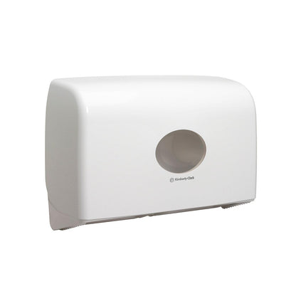 Der Aquarius™ Doppelrollen-Spender für Jumbo-Toilettenpapier Mini von Kimberly-Clark GmbH ist ein weißer, wandmontierter Spender mit zentraler Öffnung, glattem, geschwungenem Design und gezackter Unterkante für eine einfache Handhabung.