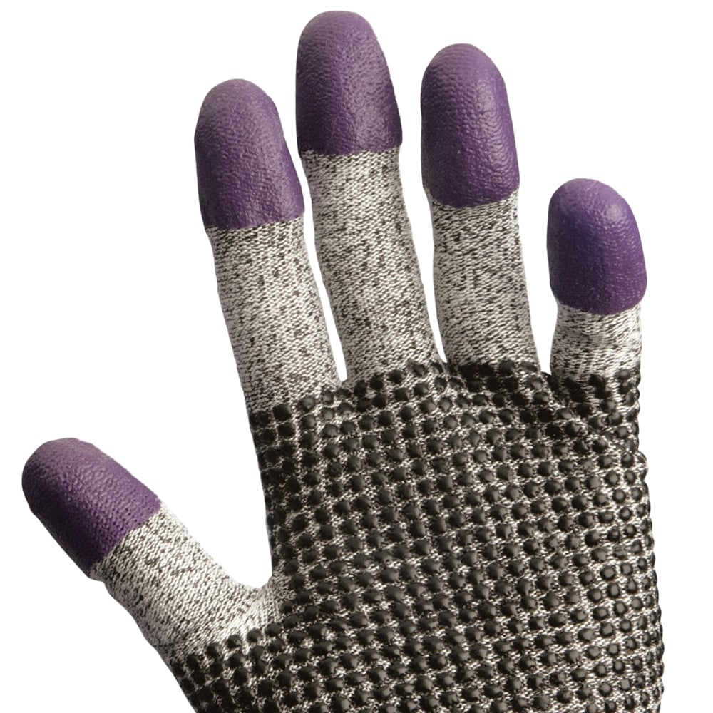 Nahaufnahme einer Hand, die den KleenGuard® G60 Endurapro™ Schnittfeste Handschuhe Level 3 der Kimberly-Clark GmbH in Grau und Lila trägt, mit strukturiertem Material und violetten Fingerspitzen, dargestellt vor einem weißen Hintergrund.