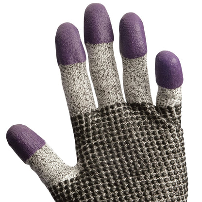 Nahaufnahme einer Hand, die den KleenGuard® G60 Endurapro™ Schnittfeste Handschuhe Level 3 der Kimberly-Clark GmbH in Grau und Lila trägt, mit strukturiertem Material und violetten Fingerspitzen, dargestellt vor einem weißen Hintergrund.