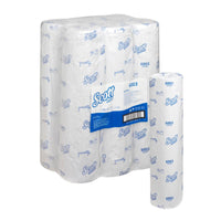 Eine Packung Scott® EXTRA Ärzterollen - Weiß von Kimberly-Clark GmbH mit sechs Rollen in weißer Umhüllung, blauem Scott-Logo und Produktinformation - ideal für medizinische Bereiche mit zuverlässiger Saugkraft. Einzeln dargestellte Rolle neben dem Hauptpaket.