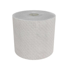 Un rouleau de serviettes Hostess™ NATURA en gris de Kimberly-Clark GmbH est debout sur un fond blanc - idéal pour une hygiène de lieu de travail durable (6 rouleaux/carton, 1 feuille par rouleau).