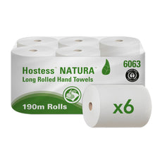 Un paquet de six serviettes Hostess™ NATURA grises de Kimberly-Clark GmbH, chacune à une seule couche, avec "Rouleaux de 190m" et des logos de certification sur l'emballage - des serviettes en rouleau écologiques idéales pour un usage quotidien.