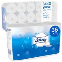Un carton de la société Kimberly-Clark GmbH contenant six paquets de papier toilette Kleenex® comprenant chacun 6 rouleaux blancs (350 feuilles par rouleau), soit un total de 36 rouleaux et 12 600 feuilles ; l'emballage est de couleur blanche et bleue.