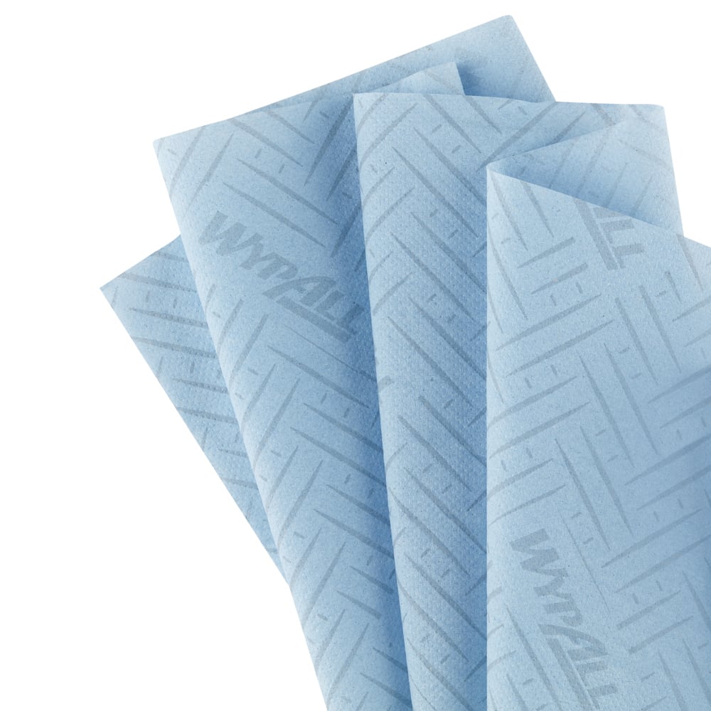 Sechs Rollen blaues WypAll® Reach™ Papierwischtuch von Kimberly-Clark GmbH (6 x 280 Blatt), geordnet für Reinigung im Service & Einzelhandel, ideal für die Zentralentnahme - hübsch präsentiert auf weißem Hintergrund.
