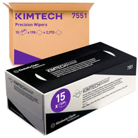 La photo montre deux boîtes de lingettes de précision Kimtech® Science de la société Kimberly-Clark GmbH : un carton d'expédition marron (15 x 196 feuilles) et une boîte de vente noir et blanc destinée au nettoyage des surfaces délicates.