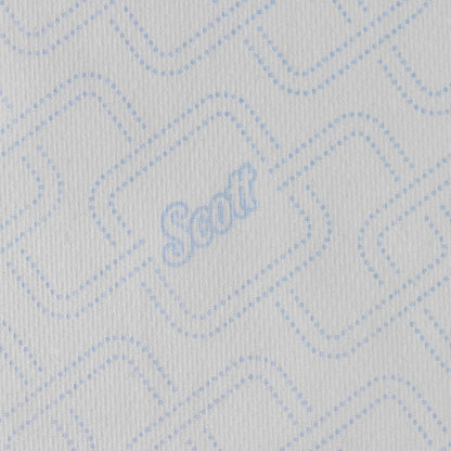 Die Nahaufnahme eines Scott® Control™ Handtuchs - Rolle / Weiß der Kimberly-Clark GmbH zeigt die blauen geometrischen Punkte, das "Scott"-Logo und die Textur des weißen Papierhandtuchs, die seine hygienische Wirksamkeit beim Händetrocknen unterstreichen.