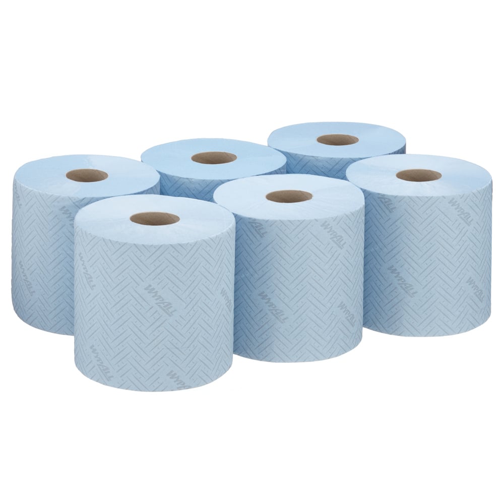 Sechs blaue WypAll® L10 Papierwischtuch Centrefeed Rollen von Kimberly-Clark GmbH sind in zwei Dreierreihen abgebildet. Jede Rolle hat ein Fischgrätenmuster mit einem sichtbaren Hohlkern, ideal für den Einsatz im Lebensmittel- und Hygienebereich (6 x 630 Blatt).