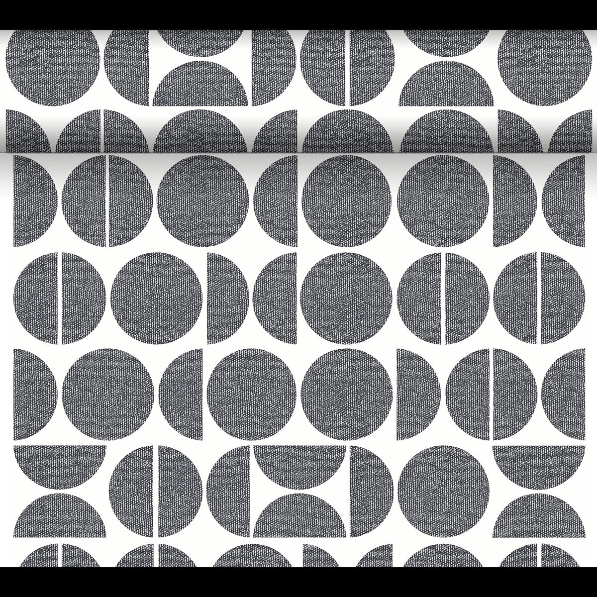 Der Dunicel-Tischläufer Tête-à-Tête (24 m x 0,4 m, 20 Abschnitte) der Duni GmbH zeigt schwarze und weiße geometrische Muster - Vollkreise, Halbkreise und segmentierte Kreise - ideal für eine moderne Tête-à-Tête-Tischdekoration.