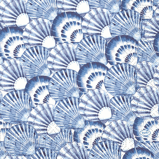 Diese 33x33 cm großen, 3-lagigen Zellt-Servietten der Duni GmbH zeigen ein sich wiederholendes Gezeiten-Muster aus sich überlappenden blauen und weißen Muscheln mit Fächerformen. Unten rechts befindet sich ein kleines blaues "DUNI"-Logo. Jede Packung enthält 50 Servietten.
