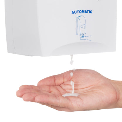 Eine Hand wird unter einen Scott® CONTROL Handdesinfektionsschaum Spender von Kimberly-Clark GmbH gehalten, während alkoholbasierter Schaum auf die Handfläche gespendet wird. Der transparente 1,2-Liter-Kassettenspender ist mit der Aufschrift "AUTOMATIC" und einer einfachen blauen Grafik versehen.