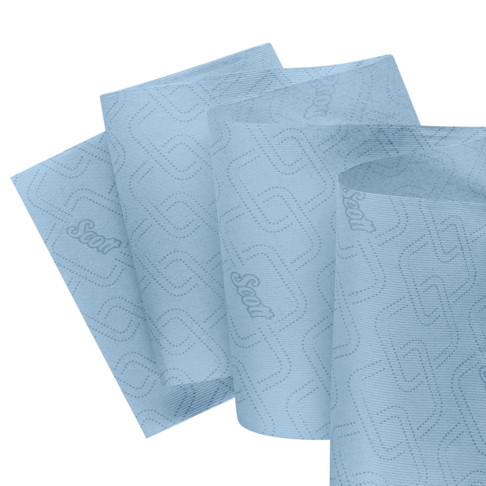 Sechs blaue Scott® Essential™ Handtuchrollen der Kimberly-Clark GmbH überlappen sich auf weißem Hintergrund. Sie sind mit einem geprägten Muster und dem wiederholten "Scott"-Logo versehen - ideal für alle, die hygienische Papierhandtücher suchen.