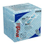 Un carton de WypAll® X80 Plus Critical Clean, chiffons bleus pliés en quatre (8 sacs x 30 feuilles) de Kimberly-Clark GmbH - avec logo, détails et symboles pour l'absorption - idéal pour les environnements critiques.