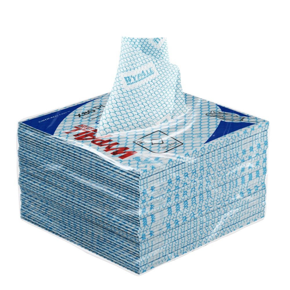 Une pile de chiffons bleus WypAll® X80 Plus Critical Clean de Kimberly-Clark GmbH, pliés en quatre, est dans le carton (8 sacs x 30 chiffons), un chiffon partiellement tiré de la fente supérieure.