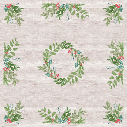 Ein heller Holzhintergrund mit grüner, belaubter Tischdekoration in jeder Ecke und einem kreisförmigen Kranz aus Grünzeug und roten Beeren erinnert an die festliche, wasserabweisende Dunisilk(Plus)-Mitteldecke 84x84 der Duni GmbH.