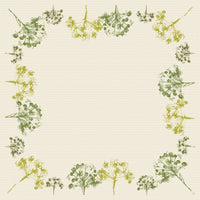 Ein quadratischer beiger Hintergrund mit grünen und gelben Blumenborten spiegelt den umweltfreundlichen Look des Dunisilk MD 84x84 cm, grün Umbles für Feste | Packung (20 Stück) der Duni GmbH wider. Zarte Blüten umrahmen ein biologisch abbaubares Mittelstück.