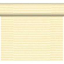 Eine teilweise ausgerollte Rolle des DC-Tete a Tete 0,4x24m Tessuto creme der Duni GmbH zeigt seine hellgelbe, dezent gestreifte Struktur, die einen eleganten, weichen Lagenlook erzeugt, der an einen hochwertigen Stoff erinnert - ein stilvolles Tischdekor in einer Packung.