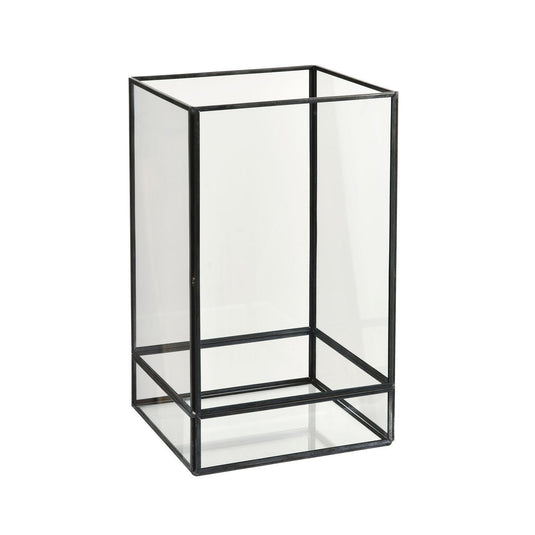 La lanterne en verre Capella, noire de Duni GmbH, est une lanterne en verre rectangulaire avec un cadre en métal noir, debout sur un fond blanc. Les côtés clairs et la base la rendent idéale pour un éclairage élégant dans n'importe quelle pièce.