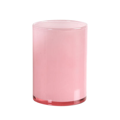 Le bougeoir LED en verre Silky 115 x 85 mm de Duni GmbH est un bougeoir cylindrique, opaque, de couleur rose avec une surface lisse et une base plate, qui se tient droit sur un fond blanc et assure un éclairage élégant dans n'importe quel environnement.