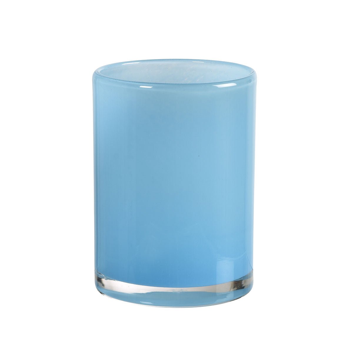 Le bougeoir LED en verre Silky 115 x 85 mm de Duni GmbH est un petit verre cylindrique avec une surface lisse et solide de couleur bleu clair et un fond transparent - parfait pour un éclairage d'ambiance, présenté sur un fond blanc.