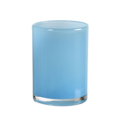 Le bougeoir LED en verre Silky 115 x 85 mm de Duni GmbH est un petit verre cylindrique avec une surface lisse et solide de couleur bleu clair et un fond transparent - parfait pour un éclairage d'ambiance, présenté sur un fond blanc.