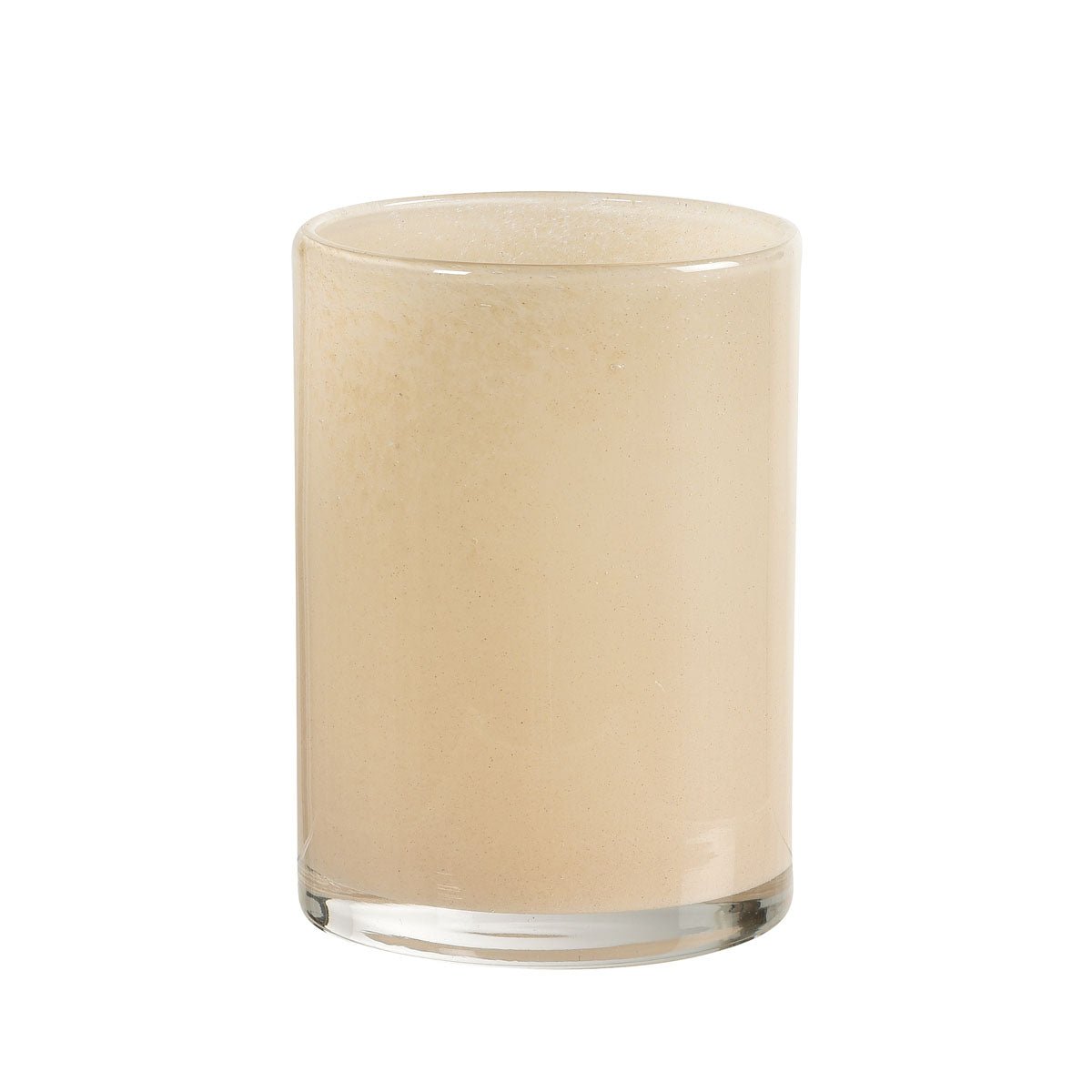Un verre rempli d'un liquide mousseux de couleur beige clair se tient devant un fond blanc, doucement éclairé par le bougeoir LED en verre Silky 115 x 85 mm de Duni GmbH.