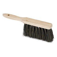 Die Nölle Profi-Bürste Industriehandfeger Arenga (28 cm) von Nölle Profi Brush Bürsten- & Pinseltechnik e.K. hat einen hellen Holzstiel mit Aufhängeloch und steife dunkle Borsten, ideal zum Kehren von kleinem Schmutz. 1 Stück enthalten.