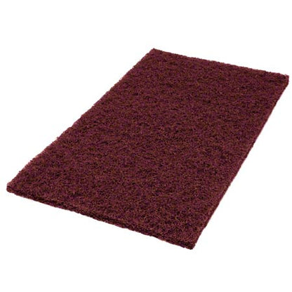 Das Twister Pad lila, eckig von Diversey Deutschland GmbH & Co. OHG ist ideal für die Unterhaltsreinigung von beschichteten Hartböden und hat eine kastanienbraune, strukturierte Oberfläche. Hier abgebildet auf weißem Hintergrund.
