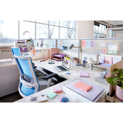 Un bureau moderne avec des bureaux blancs, des chaises ergonomiques bleues, des ordinateurs portables, des fournitures, des effets personnels, des plantes en pot et des Post-it® Super Sticky Notes (76x76 mm, 90 feuilles/bloc, 100% PEFC) de 3M Deutschland GmbH sur les cloisons; à l'extérieur, un paysage enneigé.