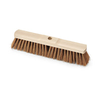 Le balai de salle « Nölle Profi Brush » en poly-coco, à manche en bois avec trou de fixation, fabriqué par Nölle Profi Brush Bürsten- & Pinseltechnik e.K., est doté de poils denses en poly-coco et d'un trou central permettant de fixer le manche ; il est représenté sur fond blanc.