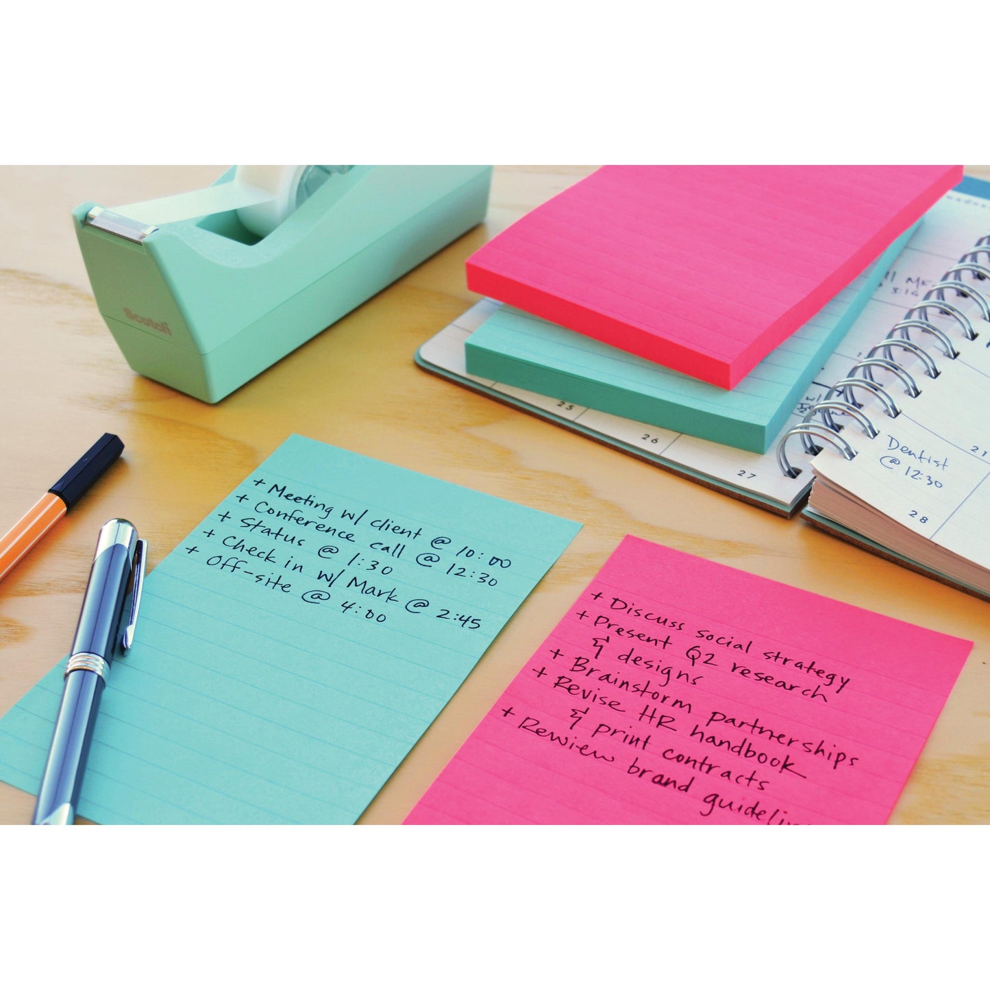 Deux piles de notes adhésives Post-it® Super Sticky de 3M Deutschland GmbH au format large (101 mm x 101 mm, 70 feuilles/bloc, 100% PEFC) sont sur un bureau à côté d'un stylo, d'un dérouleur de ruban adhésif et d'un planificateur ouvert avec des tâches et rendez-vous planifiés manuscrits.