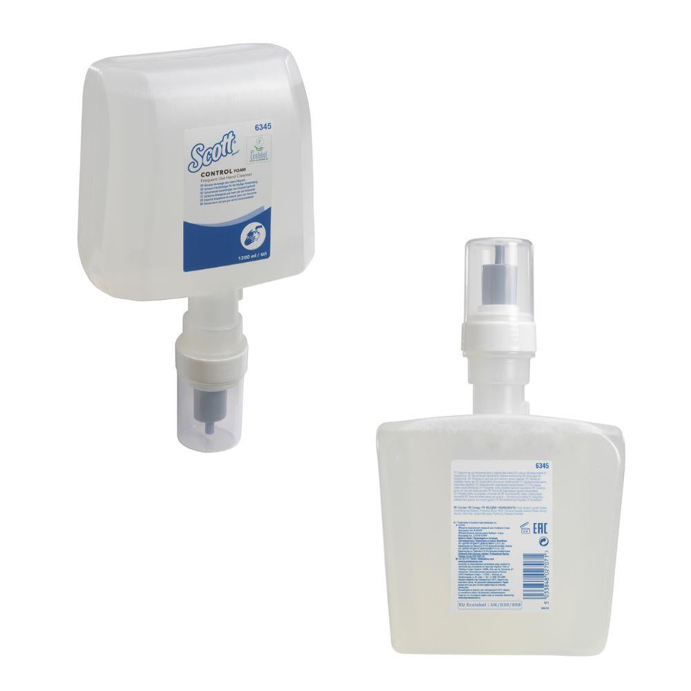 Zwei Ansichten einer rechteckigen, klaren Kunststoffmine Scott® Control™ Schaum-Handreiniger der Kimberly-Clark GmbH, jeweils mit weißem Etikett und Pumpstutzen; eine zeigt die Vorderseite, die andere hebt Details der Handhygieneprotokolle hervor. Karton: 4 Kartuschen.