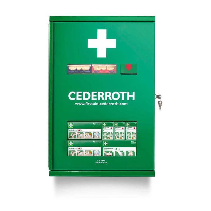 Une armoire à double porte de premiers secours Cederroth verte, montée au mur (métal) de Orkla Wound Care AB, montre une croix blanche, une clé dans la serrure, des matériaux de premiers secours visibles derrière des plaques transparentes et "www.firstaid.cederroth.com" sur le devant.