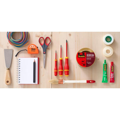 Un arrangement à plat montre divers outils et accessoires sur du bois, y compris du ruban adhésif d'emballage Scotch® (50 mm x 66 m) de 3M Deutschland GmbH, des ciseaux, un tournevis, un pinceau, de la colle, une spatule, du fil coloré, un carnet avec crayon et d'autres rubans.