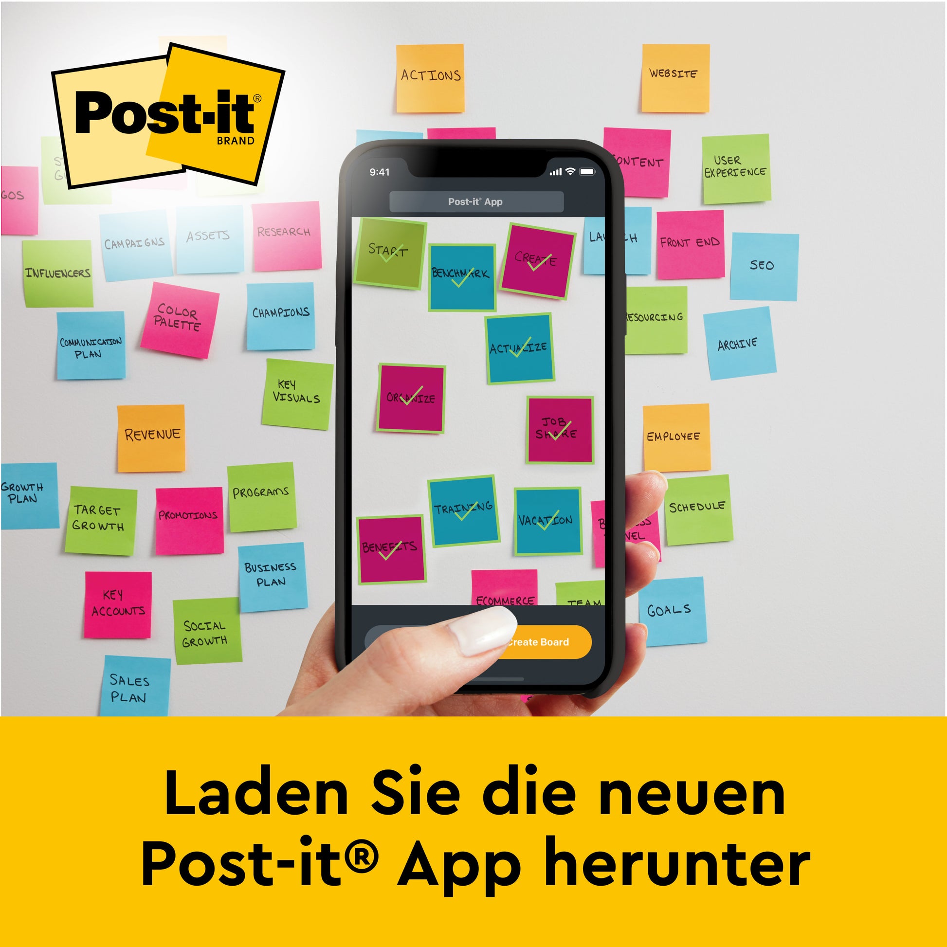 Eine Hand hält ein Smartphone mit der Post-it® App und erfasst eine 3M Deutschland GmbH Post-it® Super Sticky Meeting Chart/Flipchart 559P und neonfarbene Meeting Notes. Text unten in Deutsch: "Laden Sie die neue Post-it® App herunter.
