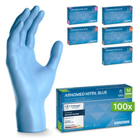 À gauche, on voit, posée sur la tranche, une paire de gants jetables résistants à la déchirure « ARNOMED NITRIL BLUE » de la société ARNOWA GmbH. À droite, on voit six boîtes de ces gants sans latex de différentes tailles, avec au premier plan une boîte « 100x » de taille M.