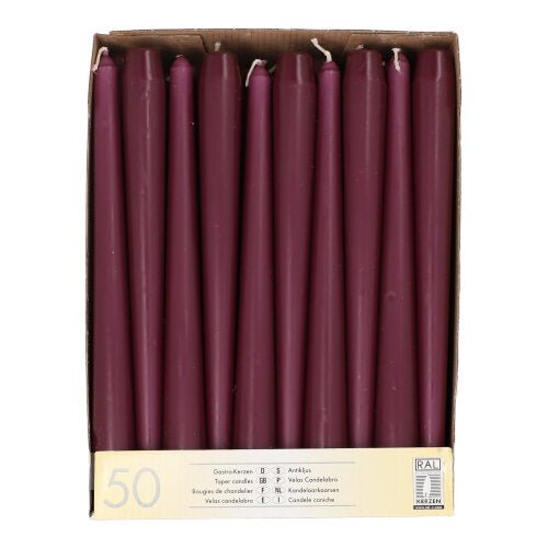 Une boîte en carton contenant 50 bougies de chandelier de couleur marron, mesurant 25 cm de long et 2,2 cm d'épaisseur, disposées en une seule rangée lorsqu'on les regarde d'en haut. L'étiquette porte la mention « Starpak 50 bougies de chandelier Ø 2,2 cm-25 cm », avec les quantités indiquées en plusieurs langues.