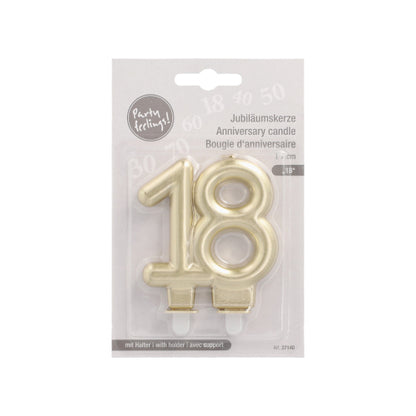 Die PAPSTAR Jubiläumskerzen mit Halter 7 cm "gold" von PAPSTAR GmbH ist eine goldene Nummer 18 Kerze in Klarsichtverpackung mit deutschem, englischem und französischem Text - ideal als Geburtstagskerzen oder Kerzen mit Halter für Feiern.