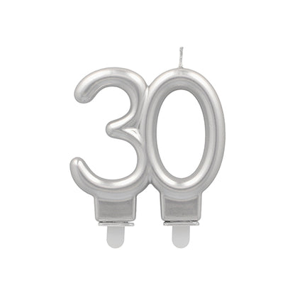 Ein silberner PAPSTAR Jubiläumskerzen mit Halter 7 cm von PAPSTAR GmbH, in Form der Zahl 30 mit zwei kleinen weißen Sockeln und einem Docht - ideal für Jubiläumsfeiern.