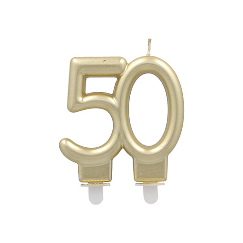Die PAPSTAR Jubiläumskerzen mit Halter 7 cm "gold" von PAPSTAR GmbH ist eine goldfarbene Kerze in Form der Zahl 50 mit zwei weißen Kunststoffsockeln - ideal als Jubiläumskerzen Gold für Jubiläumsfeiern.