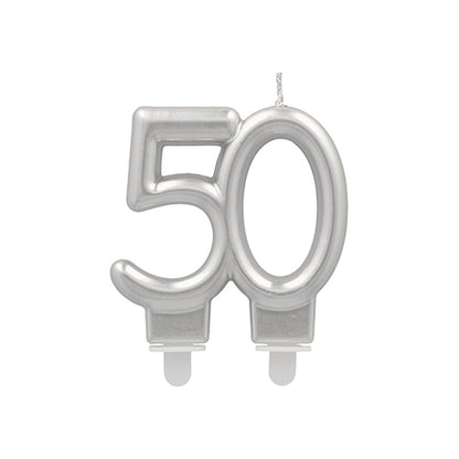 Feiern Sie Meilensteine mit den PAPSTAR GmbH Jubiläumskerzen mit Halter 7 cm "silber" - eine silberne Zahlenkerze mit zwei Dochten und weißem Boden, perfekt für Geburtstagsfeiern oder Jubiläen.