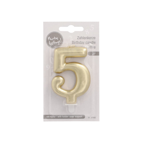 Eine goldene PAPSTAR Zahlenkerze mit Halter (7 cm) in Plastikverpackung, beschriftet in Deutsch und Englisch, ideal als Kuchen Dekoration. Mit dem Markenlogo der PAPSTAR GmbH in der linken oberen Ecke.