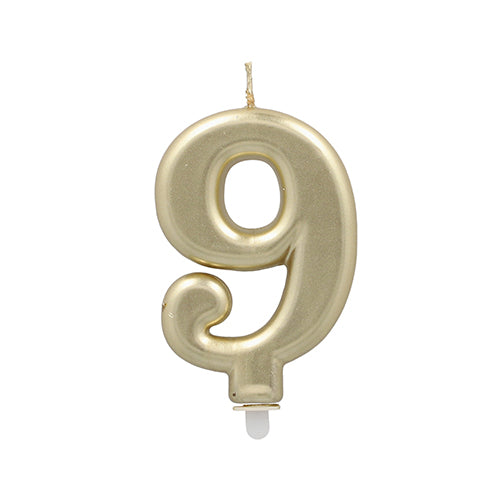 Die PAPSTAR GmbH Zahlenkerze mit Halter 7 cm "gold" ist eine goldfarbene Zahlenkerze mit einem Sockel, ideal als Geburtstagskerze oder Kuchendekoration für besondere Feste.