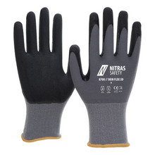 Ein Paar graue NITRAS SKIN FLEX Strickhandschuhe von AS Arbeitsschutz GmbH mit Spezial-Stretch-Strick und teilweiser schwarzer Beschichtung, flach präsentiert, um die ergonomische Passform und die beschichteten Finger zu zeigen.