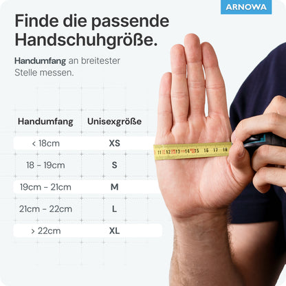 Eine Person misst ihre Handbreite mit einem Maßband neben einer deutschen Tabelle für ARNOMED NITRIL LAVA RED Einmalhandschuhe aus Nitril Rot von ARNOWA GmbH, die die Handschuhgrößen XS bis XL in cm mit Arnova-Branding anzeigt.