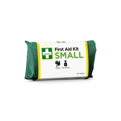 Un kit de premiers secours Orkla Wound Care AB SMALL vert-blanc (1 pièce) pour les plaies et une personne, référence 930100, est emballé dans une pochette en tissu vert robuste avec des symboles.