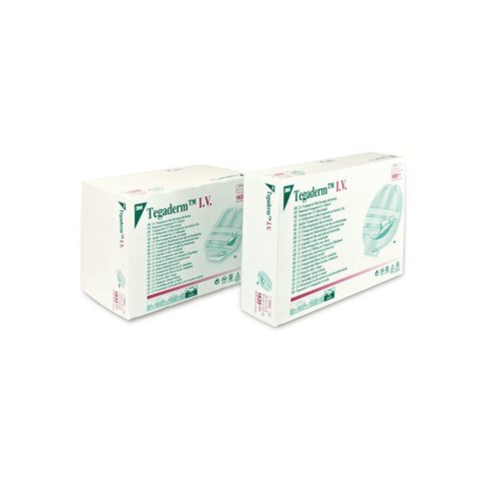 Deux boîtes blanches avec des pansements de fixation I.V. 3M™ Tegaderm™ avec renforcement en non-tissé et bandes de fixation de Solventum Germany GmbH sont placées côte à côte sur un fond blanc et montrent les noms et détails des produits en écriture verte et rouge.